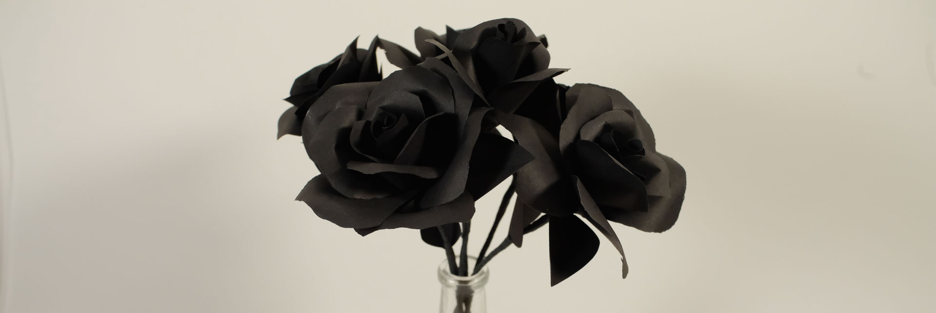 Schwarze Papierblumen
